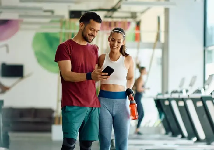 Deux sportifs dans une salle de sport