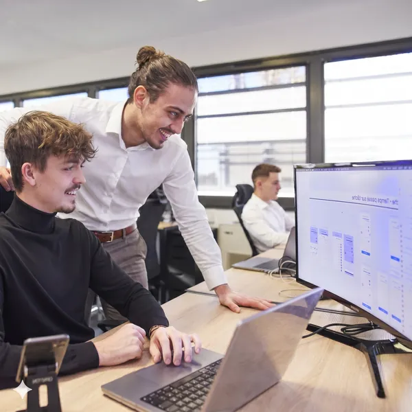 Équipes de développeurs travaillant au sein des locaux de l'agence Dexon spécialisée en développement d'applications mobiles et web