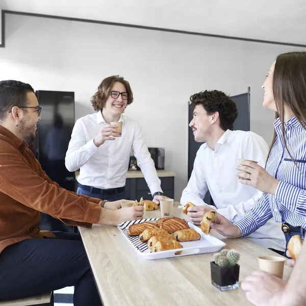 Équipes de développeurs travaillant au sein des locaux de l'agence Dexon spécialisée en développement d'applications mobiles et web