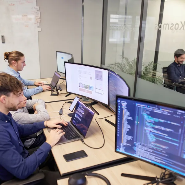Équipes de développeurs travaillant au sein des locaux de l'agence Dexon spécialisée en développement d'applications mobiles et web