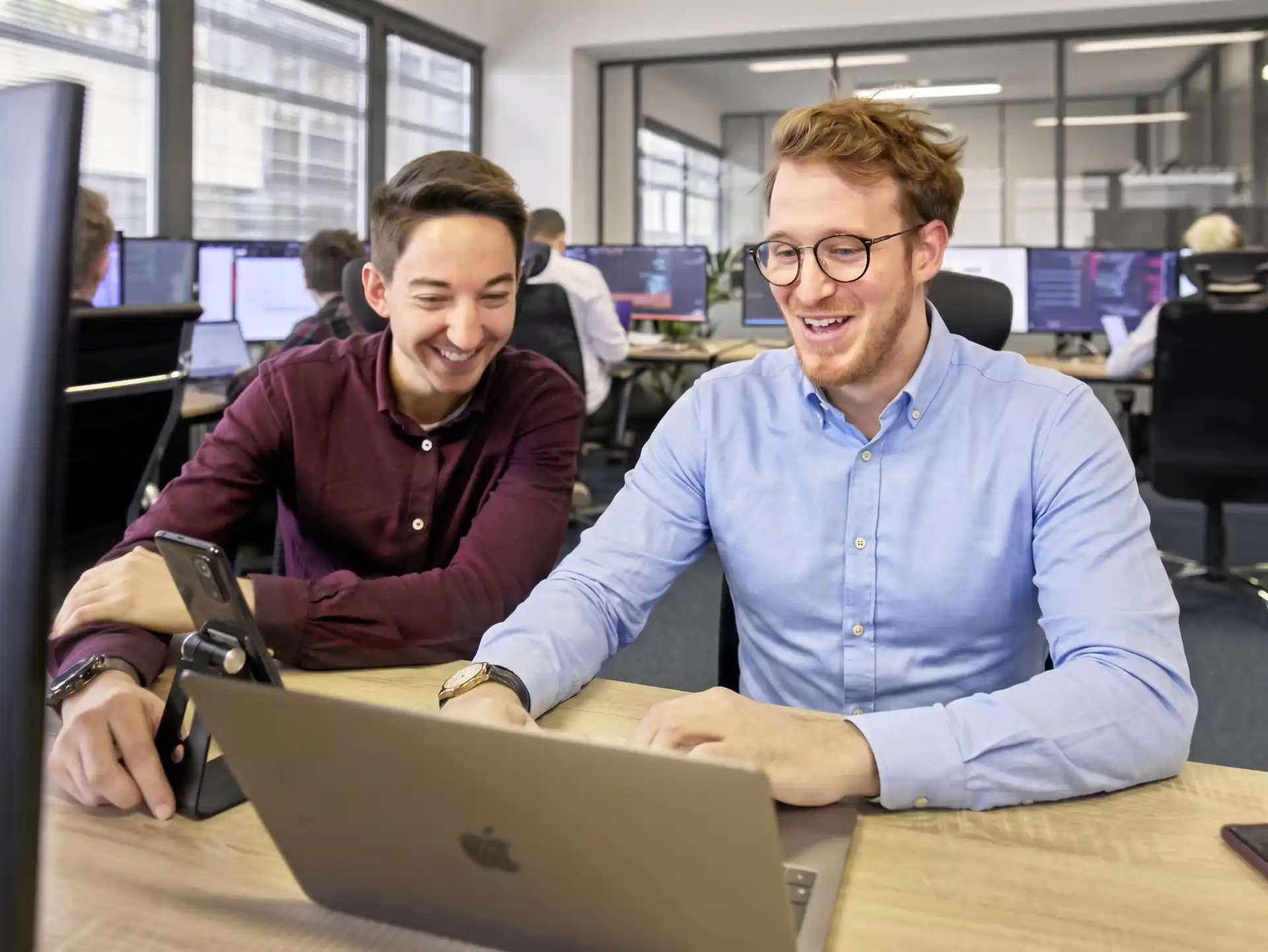 Équipes de développeurs travaillant au sein des locaux de l'agence Dexon spécialisée en développement d'applications mobiles et web